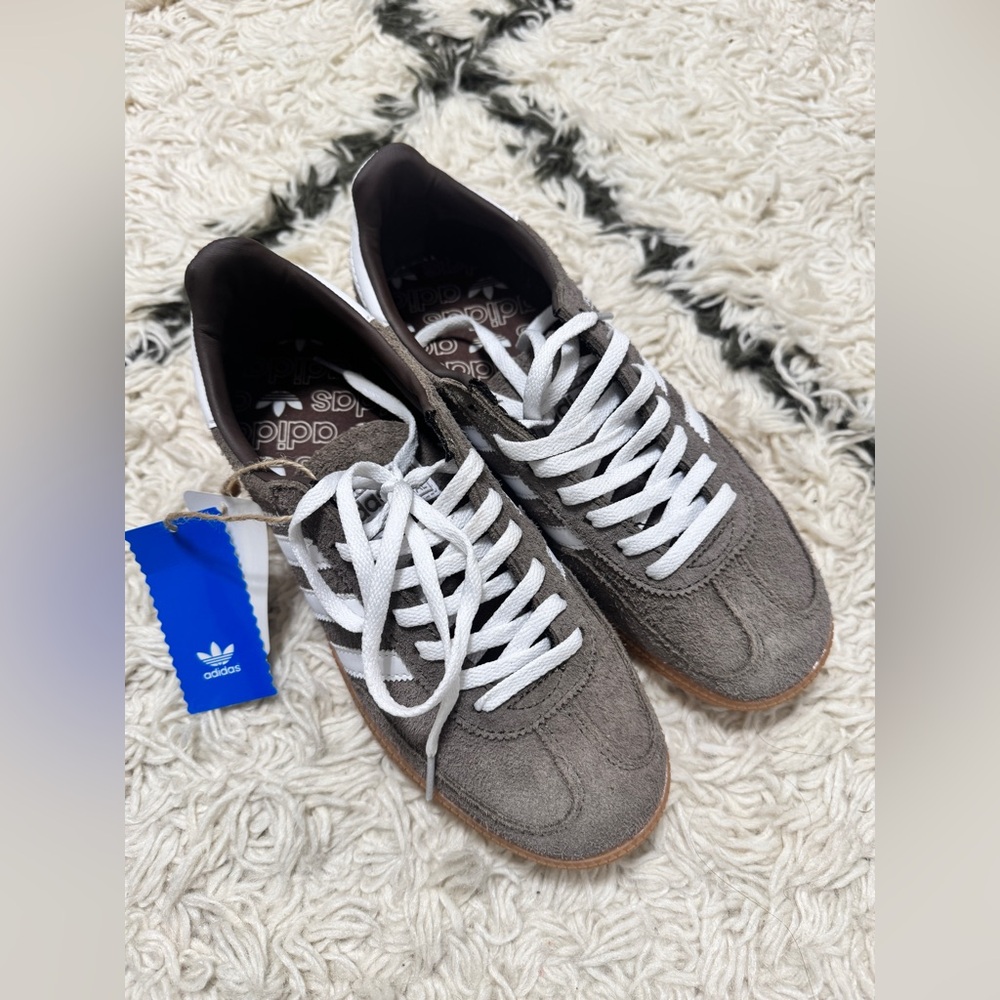 NEW with tags in BOX Adidas Handball Spezial 
Never wore, too big. 7 1/2